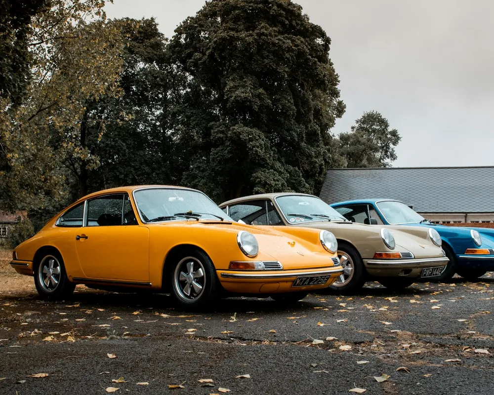 Trois Porsche 911 classiques alignées