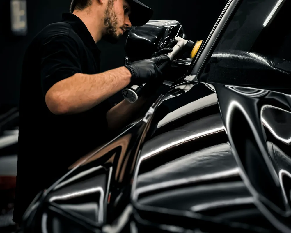 Technicien lustrant une carrosserie